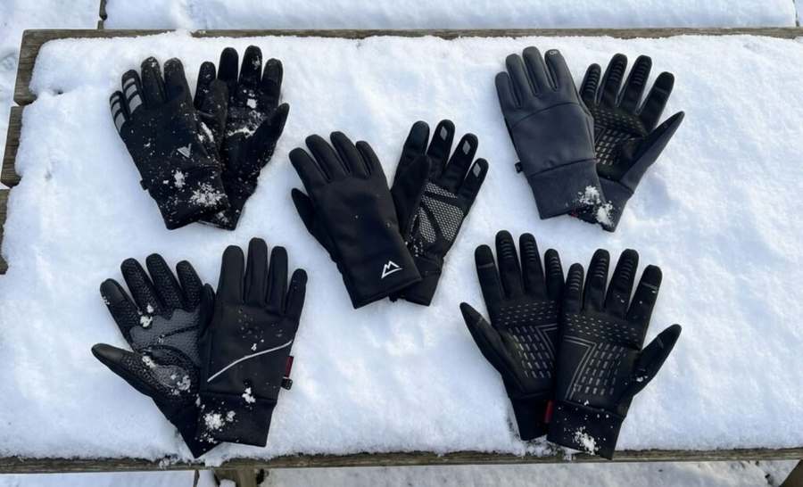 Winterhandschuhe im Schnee